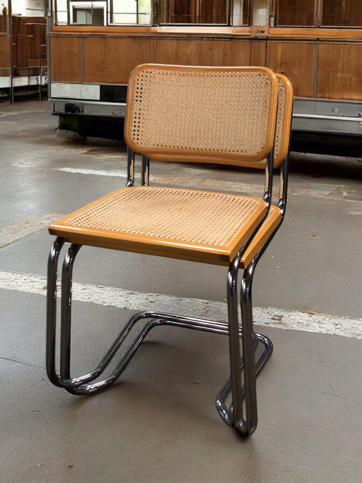 Rottingstol, Klassisk Bauhausstol med sits och rotting rygg.
Sits märkt "Made in italy".
Bra begagnat skick och stapelbar. Cesca stol med flätad rotting. Designstol i klassisk stil.
Designstol Frisvinger karmstol i klassiska design.
Höjd: ca 84,5 cm
Bredd: ca 48 cm
Djup: ca 52cm
Sitthöjd: ca 49 cm