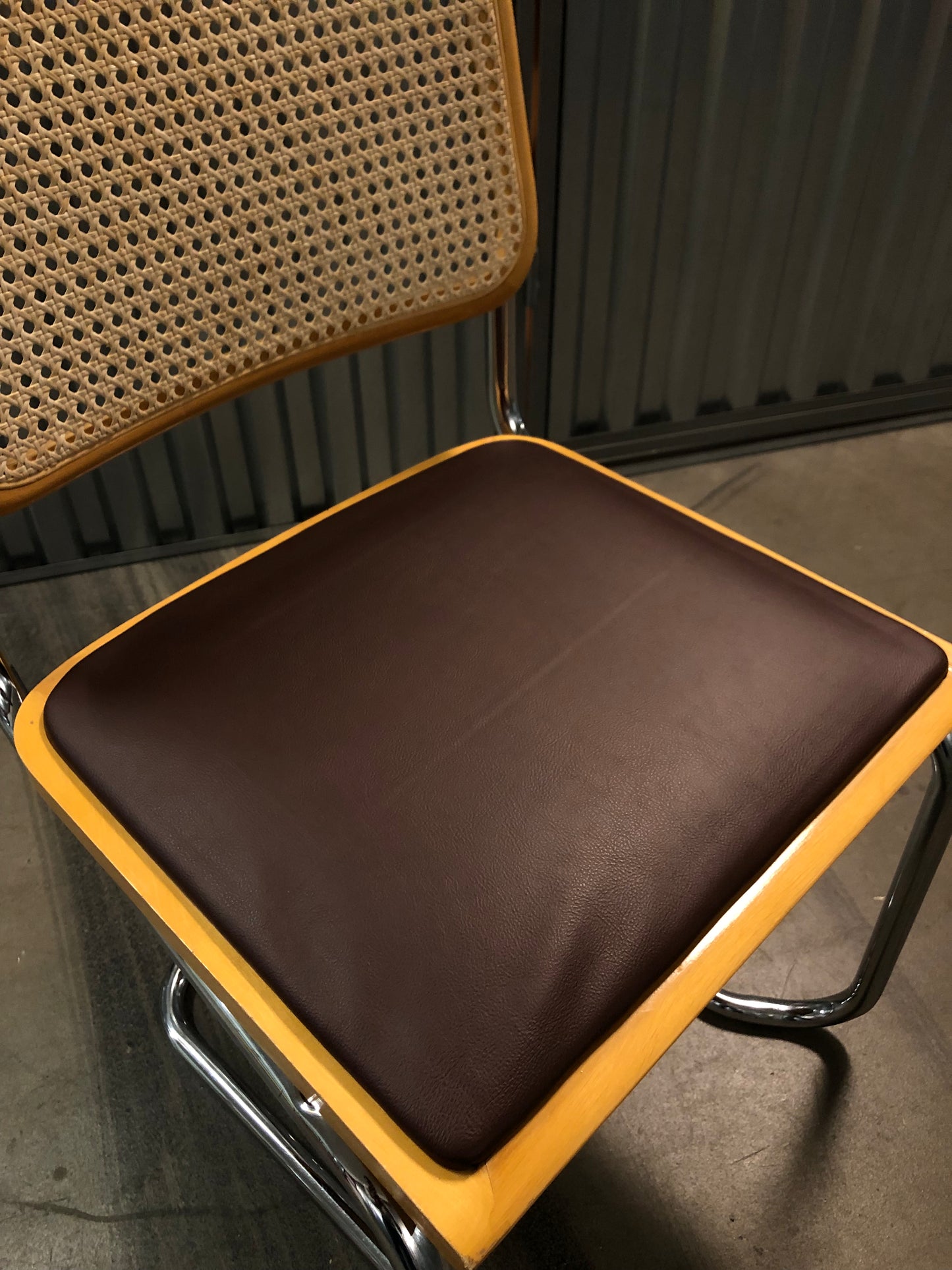 Rottingstol Klassisk Bauhausstolar med fodrad
brun konstläder sits och rotting rygg.
Sits märkt "Made in italy".
Bra begagnat skick och stapelbar. Cesca stol med flätad rotting. Designstol i klassisk stil.
Designstol Frisvinger karmstol i klassiska design.
Höjd: ca 84,5 cm
Bredd: ca 48 cm
Djup: ca 52cm
Sitthöjd: ca 49 cm