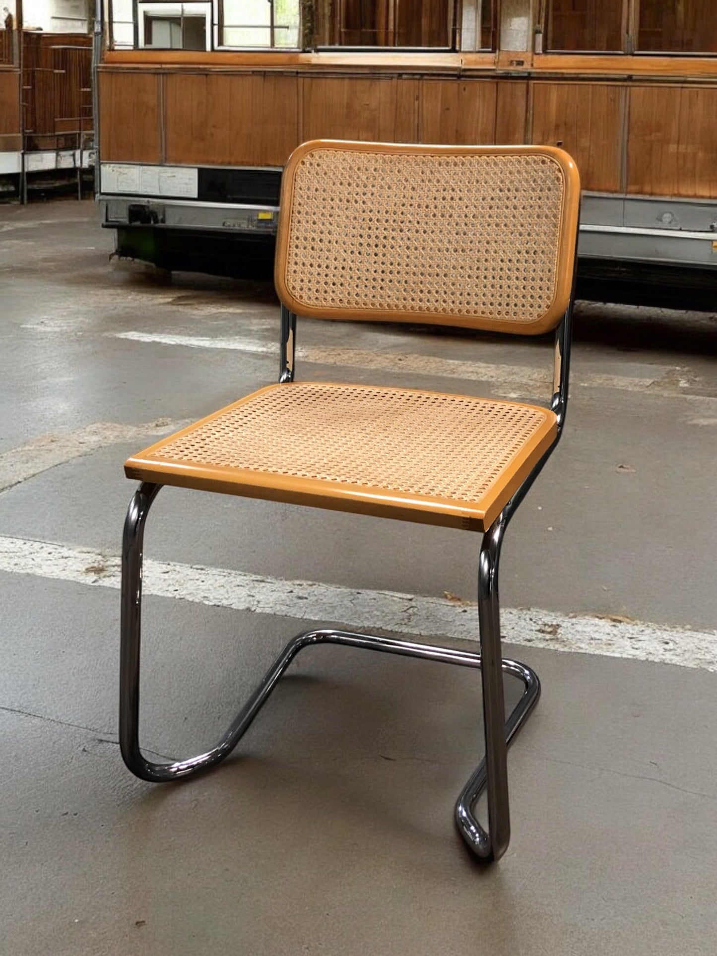 Rottingstol, Klassisk Bauhausstolar med sits och rotting rygg.
Sits märkt "Made in italy".
Bra begagnat skick och stapelbar. Cesca stol med flätad rotting. Designstol i klassisk stil.
Designstol Frisvinger karmstol i klassiska design.
Höjd: ca 84,5 cm
Bredd: ca 48 cm
Djup: ca 52cm
Sitthöjd: ca 49 cm