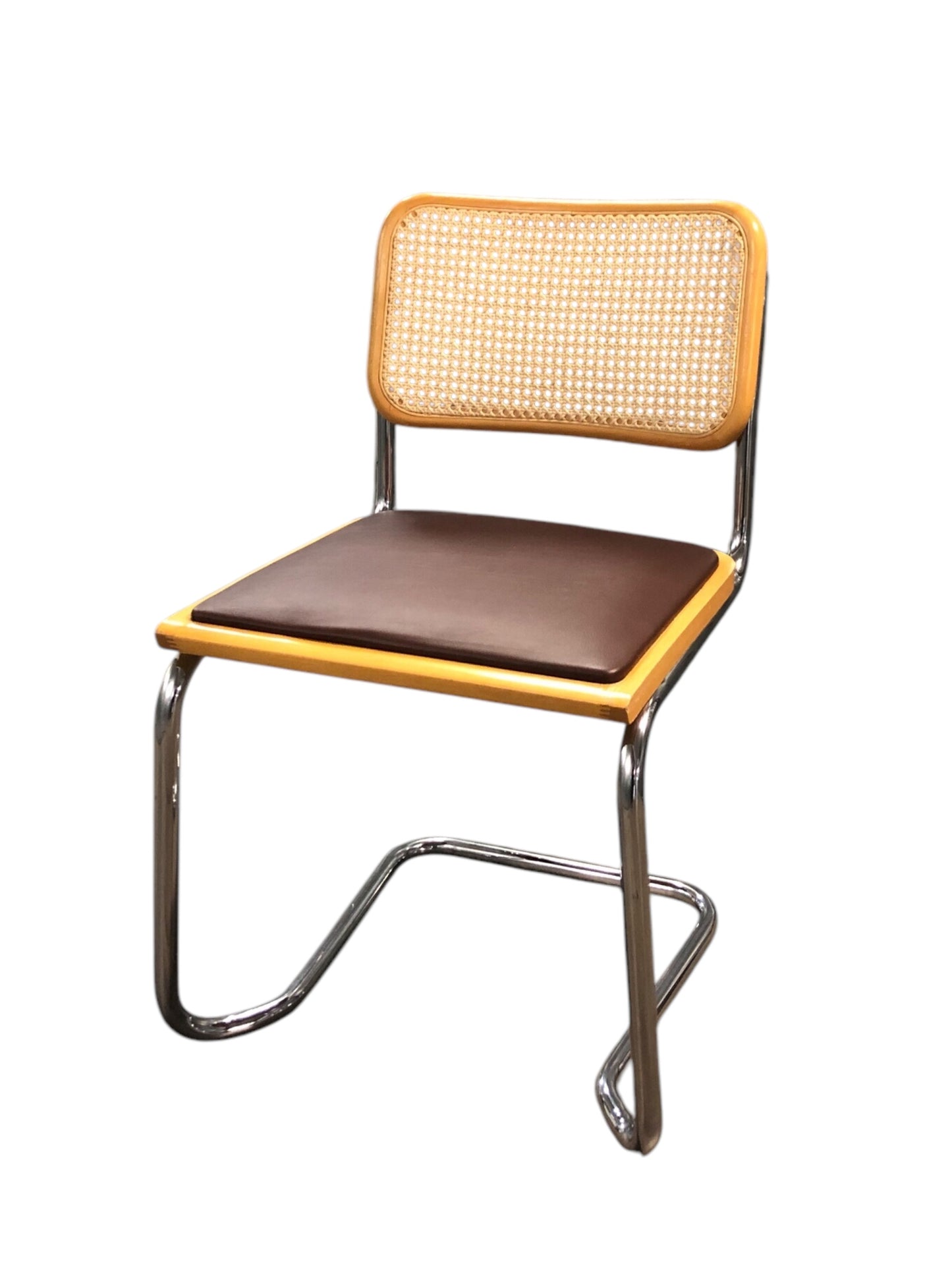 Rottingstol Klassisk Bauhausstolar med fodrad
brun konstläder sits och rotting rygg.
Sits märkt "Made in italy".
Bra begagnat skick och stapelbar. Cesca stol med flätad rotting. Designstol i klassisk stil.
Designstol Frisvinger karmstol i klassiska design.
Höjd: ca 84,5 cm
Bredd: ca 48 cm
Djup: ca 52cm
Sitthöjd: ca 49 cm