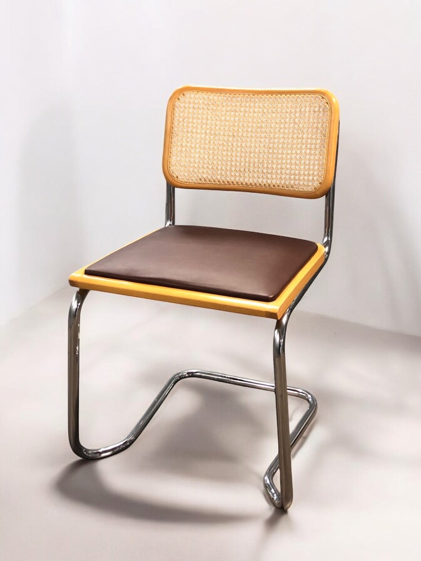 Rottingstol Klassisk Bauhausstolar med fodrad
brun konstläder sits och rotting rygg.
Sits märkt "Made in italy".
Bra begagnat skick och stapelbar. Cesca stol med flätad rotting. Designstol i klassisk stil.
Designstol Frisvinger karmstol i klassiska design.
Höjd: ca 84,5 cm
Bredd: ca 48 cm
Djup: ca 52cm
Sitthöjd: ca 49 cm