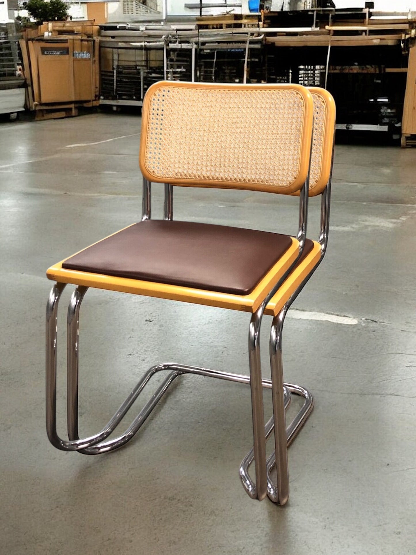 Rottingstol Klassisk Bauhausstolar med fodrad
brun konstläder sits och rotting rygg.
Sits märkt "Made in italy".
Bra begagnat skick och stapelbar. Cesca stol med flätad rotting. Designstol i klassisk stil.
Designstol Frisvinger karmstol i klassiska design.
Höjd: ca 84,5 cm
Bredd: ca 48 cm
Djup: ca 52cm
Sitthöjd: ca 49 cm