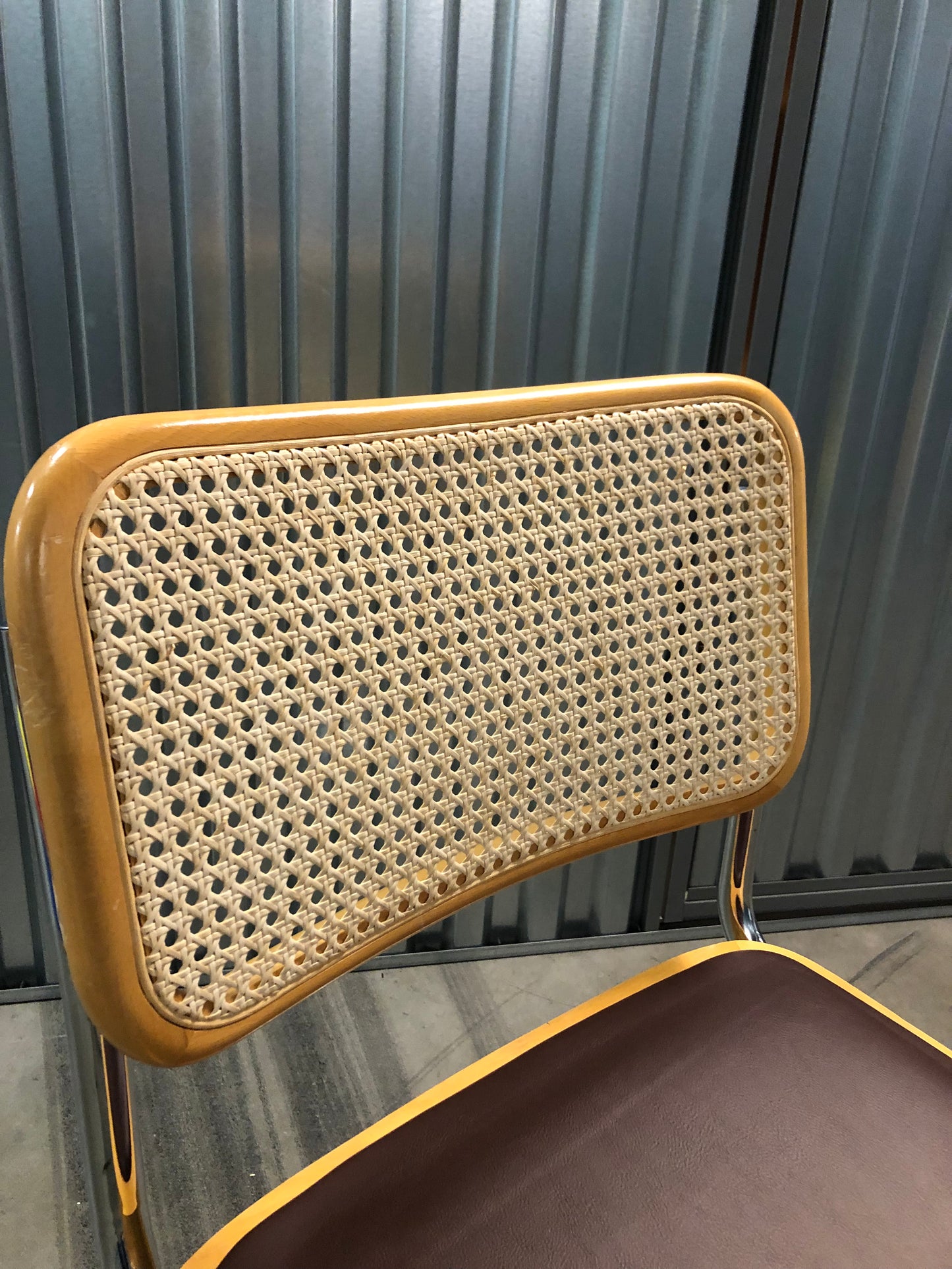 Rottingstol Klassisk Bauhausstolar med fodrad
brun konstläder sits och rotting rygg.
Sits märkt "Made in italy".
Bra begagnat skick och stapelbar. Cesca stol med flätad rotting. Designstol i klassisk stil.
Designstol Frisvinger karmstol i klassiska design.
Höjd: ca 84,5 cm
Bredd: ca 48 cm
Djup: ca 52cm
Sitthöjd: ca 49 cm