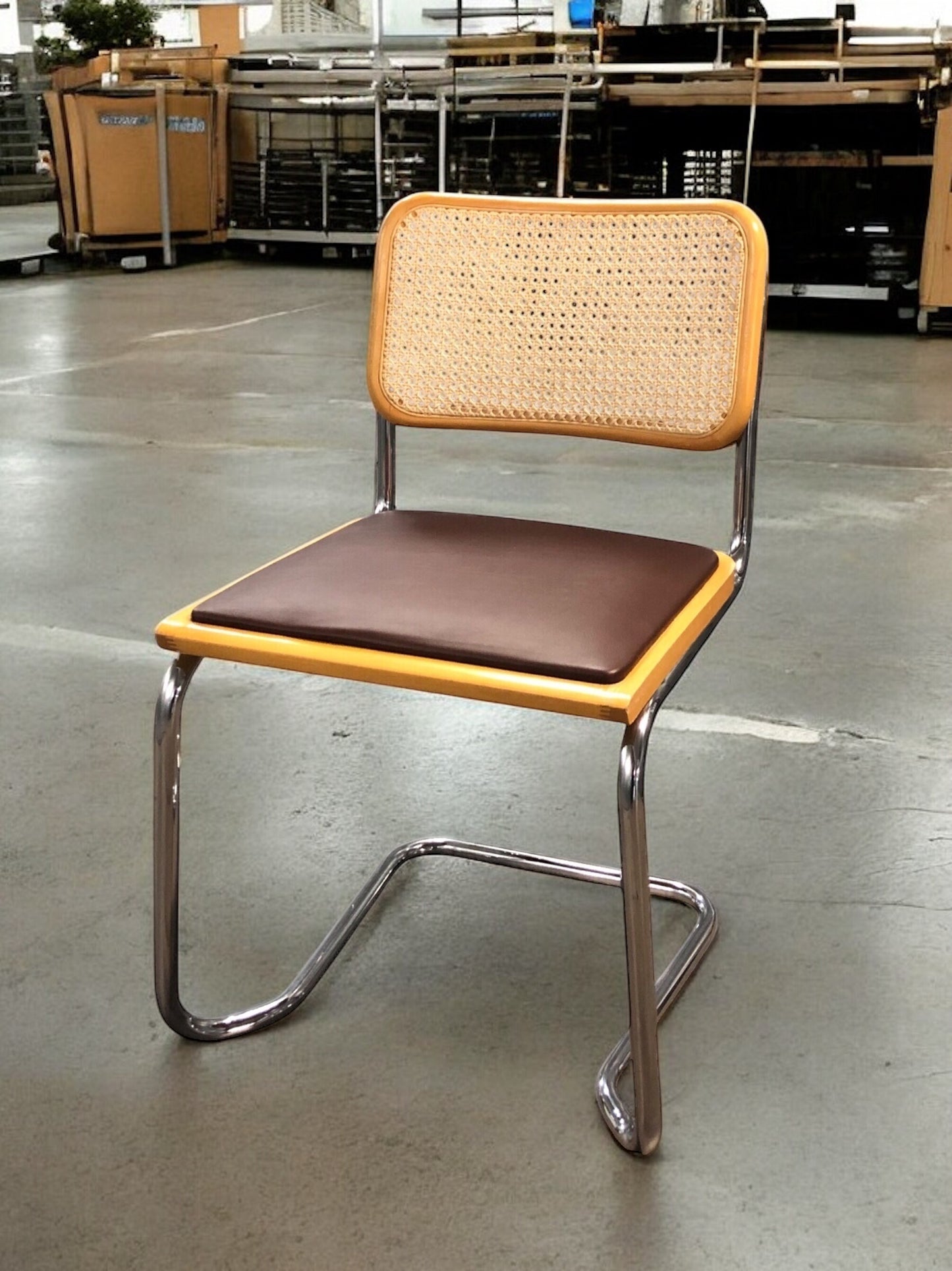 Rottingstol Klassisk Bauhausstolar med fodrad
brun konstläder sits och rotting rygg.
Sits märkt "Made in italy".
Bra begagnat skick och stapelbar. Cesca stol med flätad rotting. Designstol i klassisk stil.
Designstol Frisvinger karmstol i klassiska design.
Höjd: ca 84,5 cm
Bredd: ca 48 cm
Djup: ca 52cm
Sitthöjd: ca 49 cm