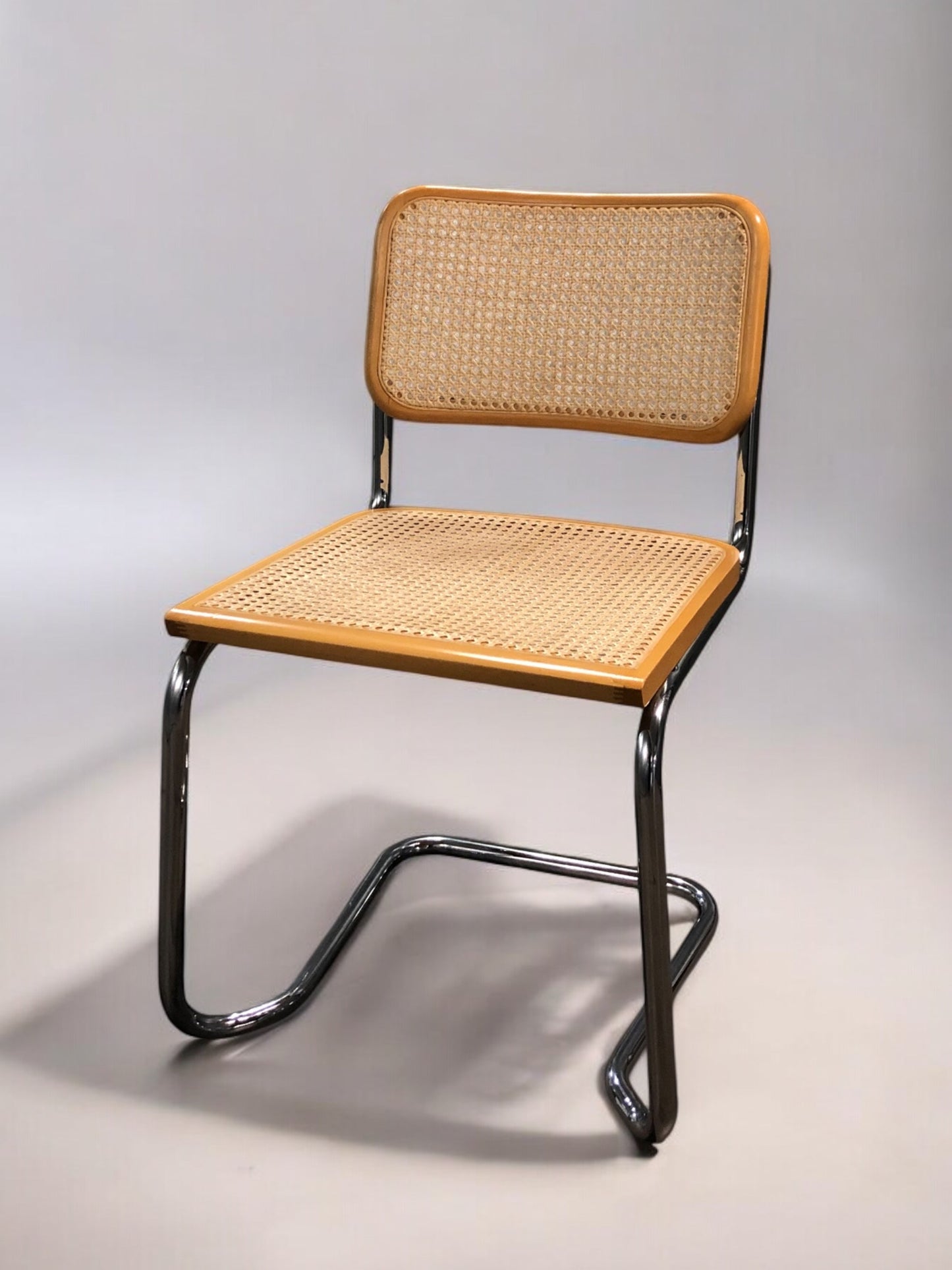 Rottingstolar, Klassisk Bauhausstolar med sits och rotting rygg.
Sits märkt "Made in italy".
Bra begagnat skick och stapelbar. Cesca stol med flätad rotting. Designstol i klassisk stil.
Designstol Frisvinger karmstol i klassiska design.
Höjd: ca 84,5 cm
Bredd: ca 48 cm
Djup: ca 52cm
Sitthöjd: ca 49 cm