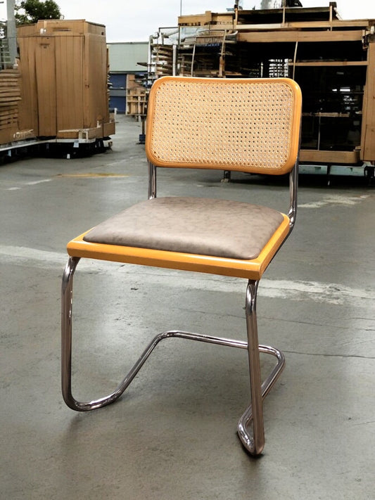 Rottingstol Klassisk Bauhausstolar med fodrad gråmelerad konstläder sits och rotting rygg.
Sits märkt "Made in italy". 
Bra begagnat skick och stapelbar. Cesca  stol med flätad rotting. Designstol i klassisk stil. 
Designstol Frisvinger karmstol i klassiska design.
Höjd: ca 84,5 cm
Bredd: ca 48 cm
Djup: ca 52cm
Sitthöjd: ca 49 cm