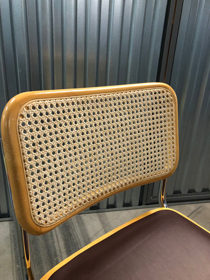 Rottingstol Klassisk Bauhausstolar med fodrad
brun konstläder sits och rotting rygg.
Sits märkt "Made in italy". 
Bra begagnat skick och stapelbar. Cesca  stol med flätad rotting. Designstol i klassisk stil. 
Designstol Frisvinger karmstol i klassiska design.
Höjd: ca 84,5 cm
Bredd: ca 48 cm
Djup: ca 52cm
Sitthöjd: ca 49 cm